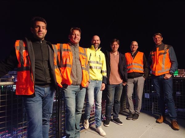 Man sieht das Team, das an der Baustelle arbeitet